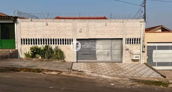 VENDO CASA com piscina, 3 quartos, 1 SUÍTE, 2 vagas em Lot. Sta Luzia - Rio Branco - AC
