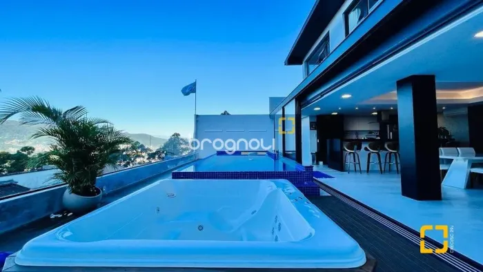 Casa na Trindade com 4 dormitórios com vista espetacular, moderna e requintada