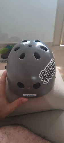 Capacete de skate com marca de uso usado pouca vezes 