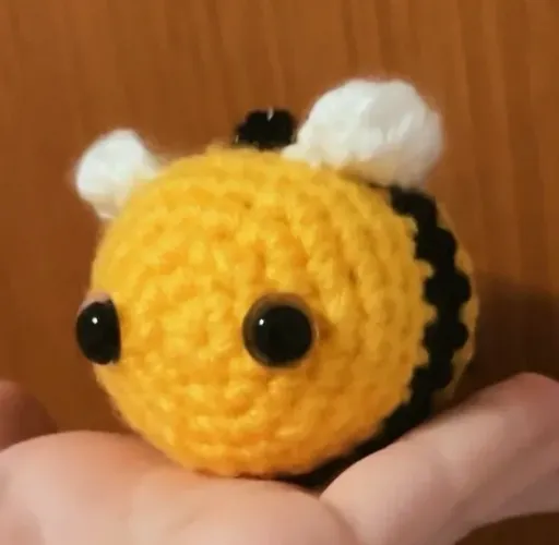 abelha de crochê feita 100% à mão