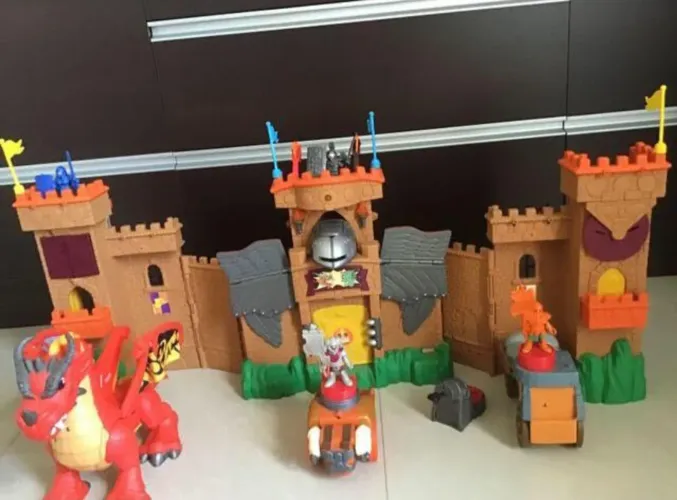 Kit Castelo Medieval do Reino da Águia e Dragão de Fogo - Imaginext em excelente estado