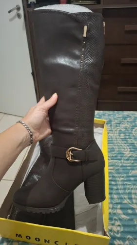 Bota Cano Alto nova, cor Marrom Salto Grosso 8cm.