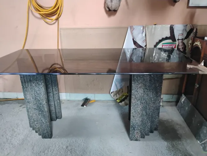 Mesa vidro  fume e pés  de  granito 