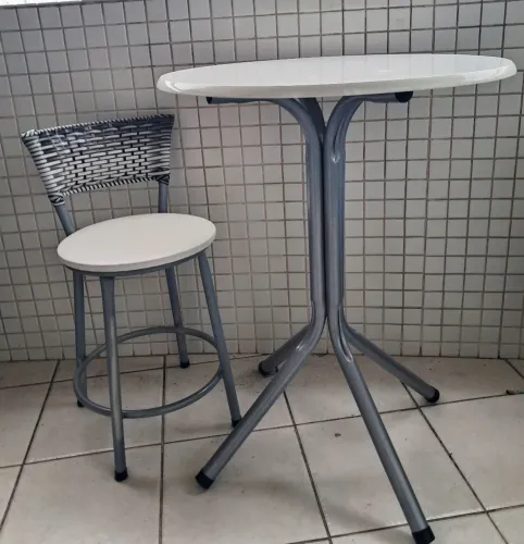 Bistrô com mesa e duas banquetas 