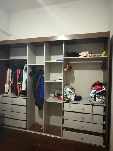 Guarda roupa grande oportunidade pra sair hoje