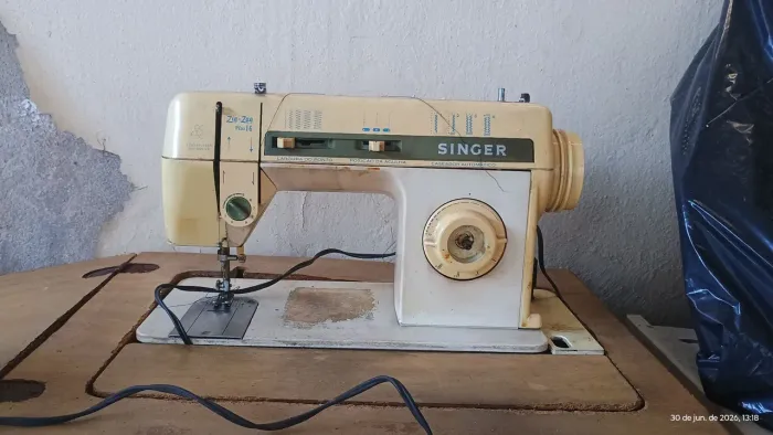 Máquina de costura Singer  usada - Funciona - tem pedal - gabinete danificado 