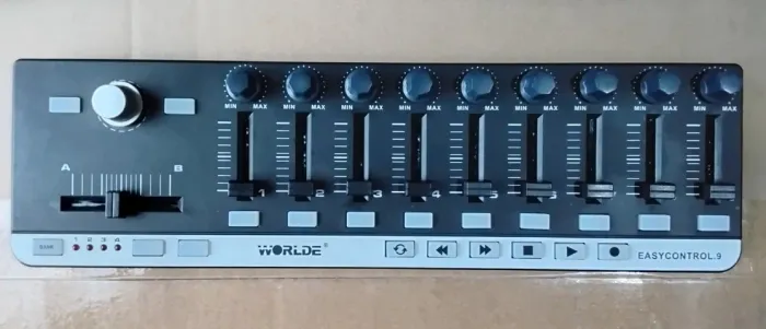 Controlador MIDI USB Worlde EasyControl.9 - Com Faders, Knobs e Botões de Transposer.