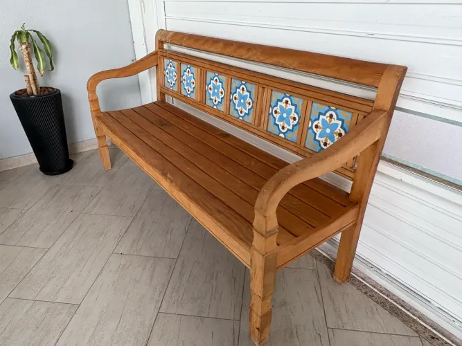 Banco e poltronas de Madeira Maciça com azulejos decorados