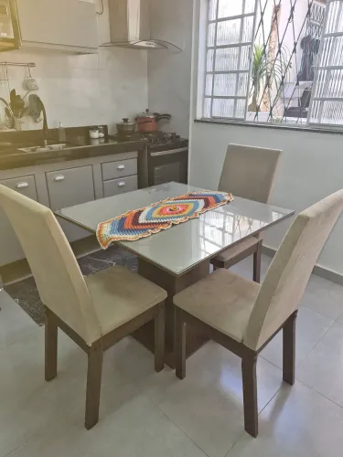 Mesa com 3 cadeiras