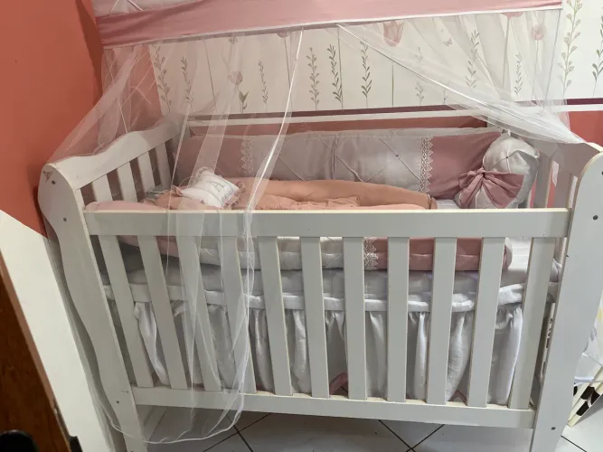 Berço infantil com colchão