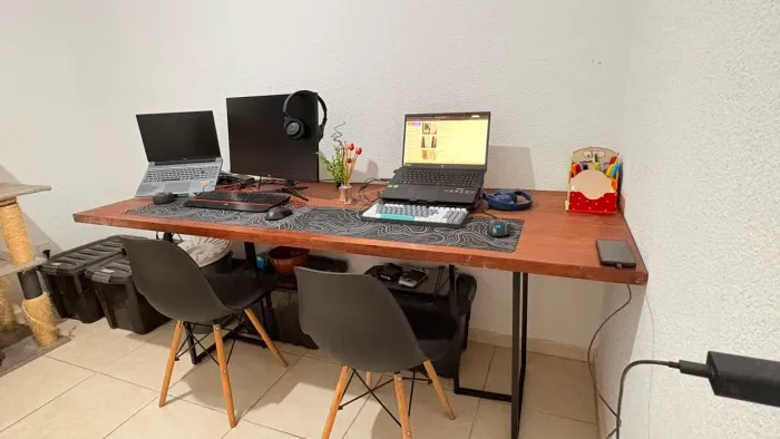Mesa de Madeira com pés metálicos