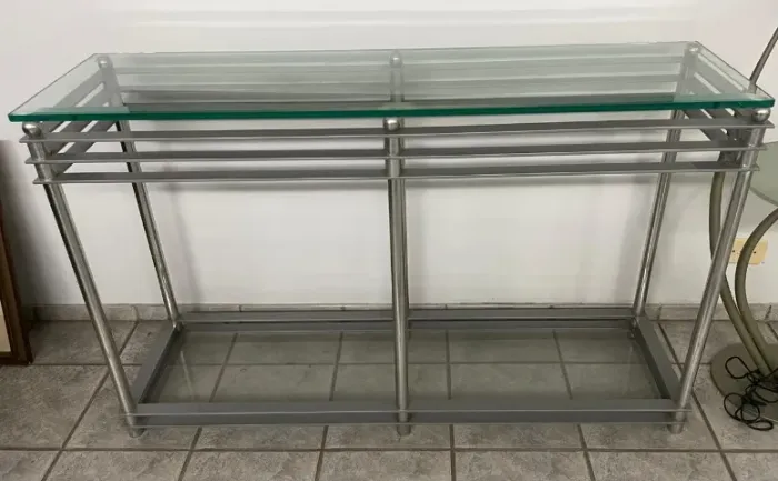 Aparador em aço inox com tampo de cristal
