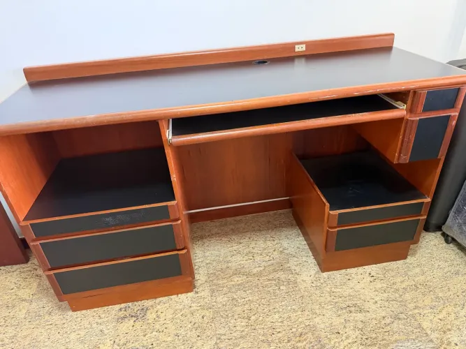 Mesa para escritório/ Estudo com gavetas