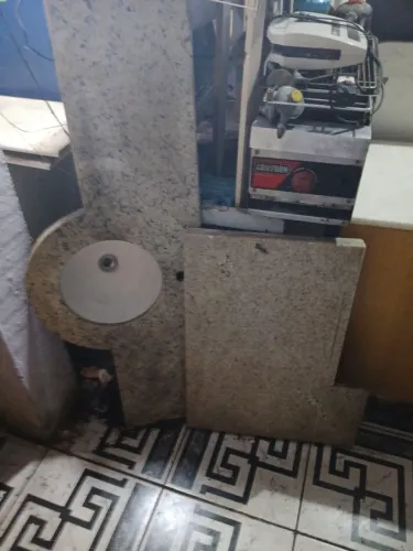 Pia de granito 1,32 por 50cm acompanha bancada lateral 77cm por 47cm conjunto