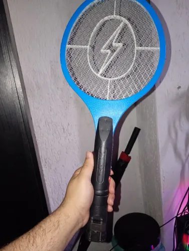 Raquete elétrica contra mosquitos