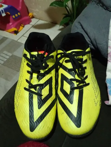 Chuteira neon