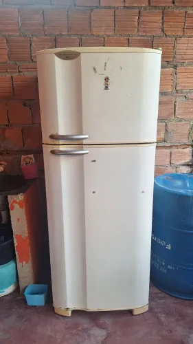 GELADEIRA COM DEFEITO