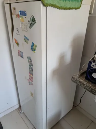 Geladeira pequena, vendo por 600 reais