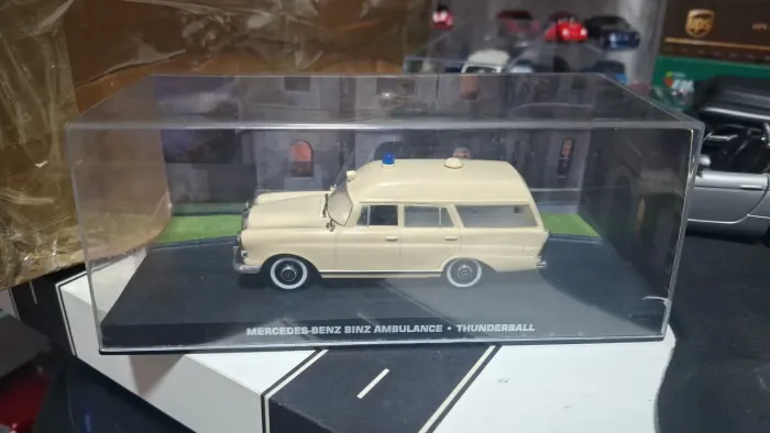 Miniatura Mercedes Ambulância 007 escala 1/43.