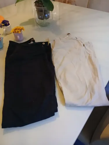 Duas calças masculinas TNG ,tamanho 40 ,bege e 1 preta,slin, semi novas.
