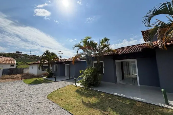 Casa à Venda em Condomínio na Praia Rasa, Búzios/RJ | 2 Suítes | Imóvel com RGI e Apto par