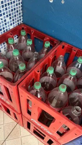 Caixa de coca retornável, com os vasilhames
