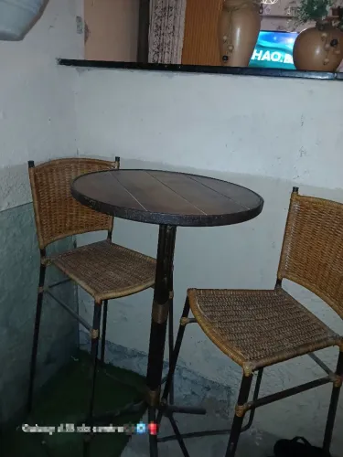 Uma mesa e duas cadeiras