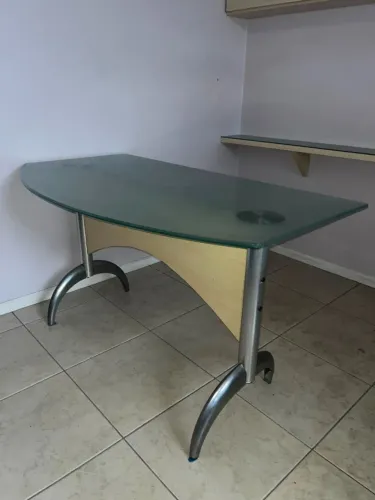 Mesa Escrivaninha de Escritório em Vidro Jateado e Pés Metálicos