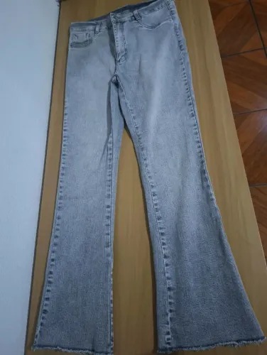 calça flare cinza