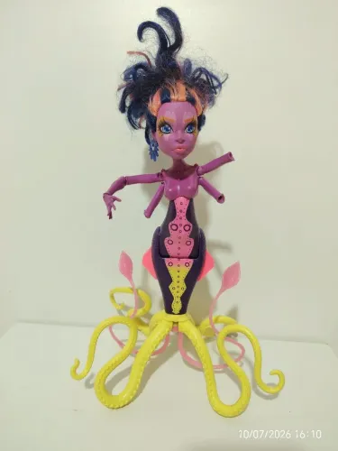 Boneca Monster High Kala Mer'ri Faltando Roupa e Braços