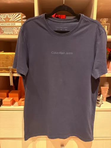 Camisa Calvin Klein preta básica tamanho M