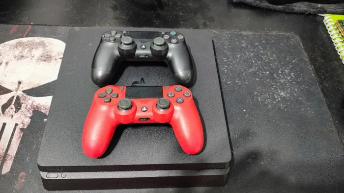 PS4 Slim - 4 Jogos - 2 Controles - HD SSD 400Gb