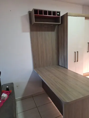 Mesa, com armário 