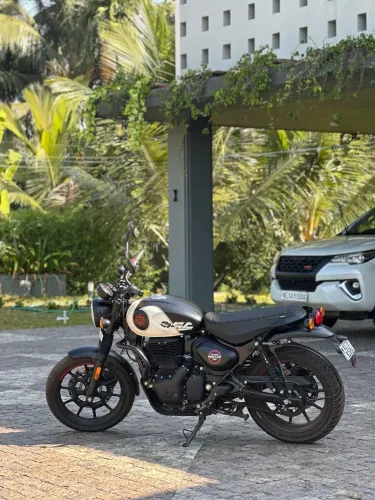 Hunter 350 / Tokyo Black - Letícia