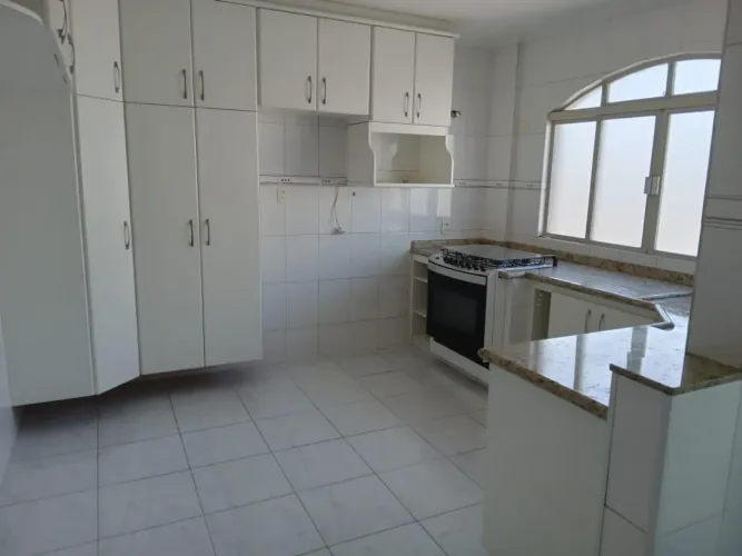 Amplo Apartamento de 250 m² 4 Dormitórios, 3 Vagas Cobertas Conforto e Exclusividade - C
