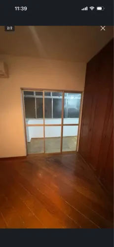 Vendo porta de alumínio com os vidros