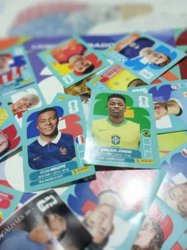 Figurinhas só Vini Jr e do Mbappé da copa do mundo 2026.