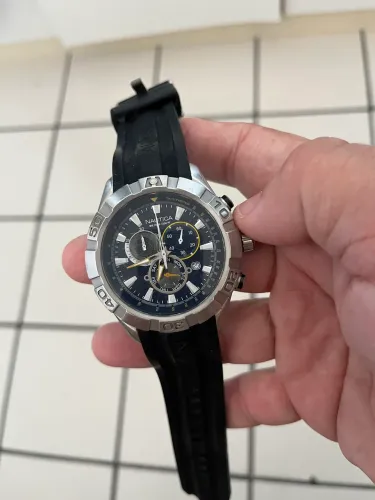 Relógio Náutica A21530G com duas pulseiras.