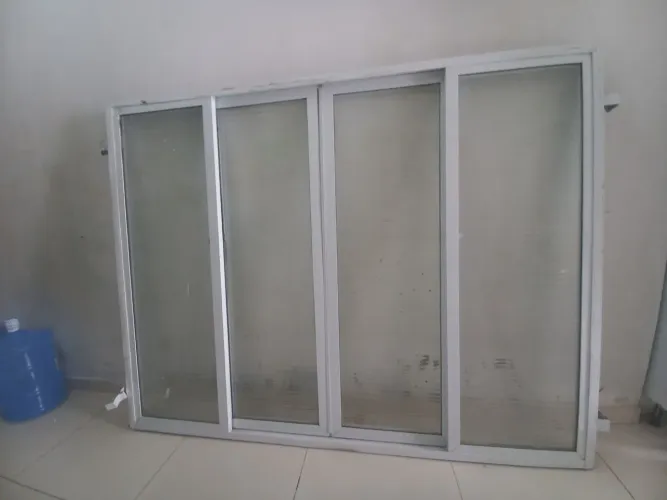 Vende-se janela de alumínio com vidro 