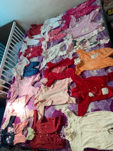 80 macacões seminovos de bebê recém nascido menina troco por algo do meu interesse 