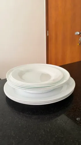 Jogo de pratos com 9 peças