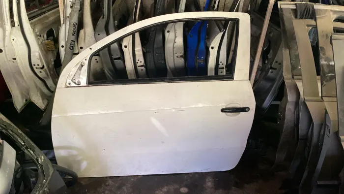 Porta dianteira esquerda Saveiro 2020