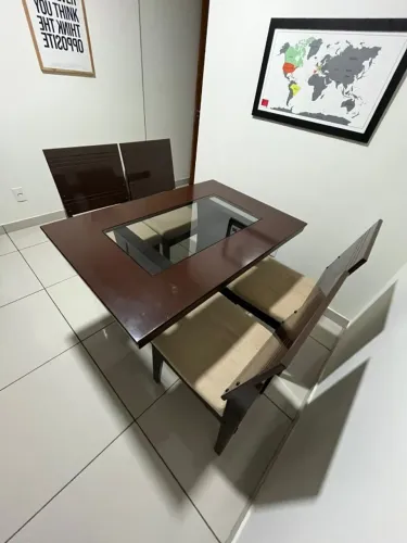 Mesa de jantar retangular + 4 cadeiras