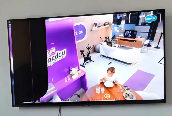 TV Samsung 43 pol 4K tela quebrada