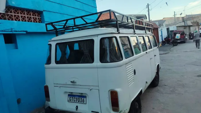 Vendo Kombi 95 motor novo detalhes na lata