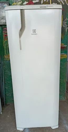 Vendo uma geladeira Eletrolux Frost Free