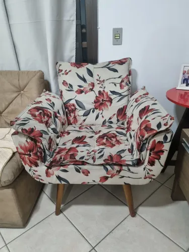 Poltrona Decorativa Floral Com Pés Palito De Madeira