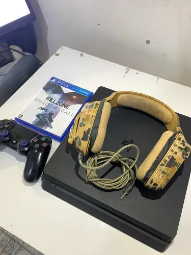 PlayStation 4 slim 1T com 1 controle 1 jogo e 1 fone headset