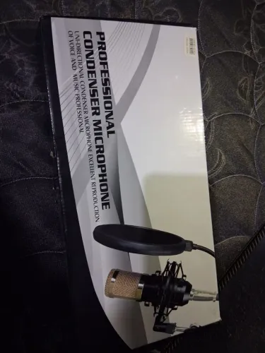 Microfone profissional de áudio BM800, semi-novo, com base de tripé de apoio de mesa.
