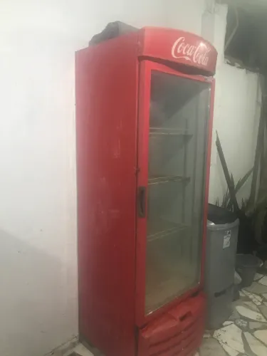 Vendo freezer coca cola  pra consertar 